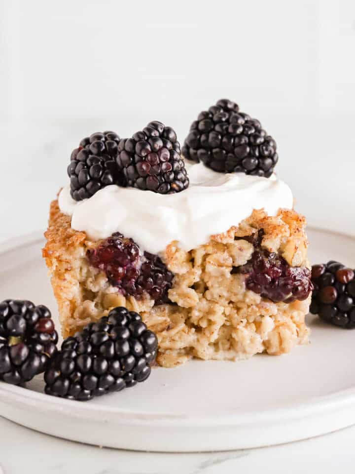 Featured image of plated blackberry oatmeal.